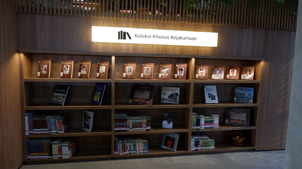 Rak koleksi khusus di Perpustakaan Jakarta