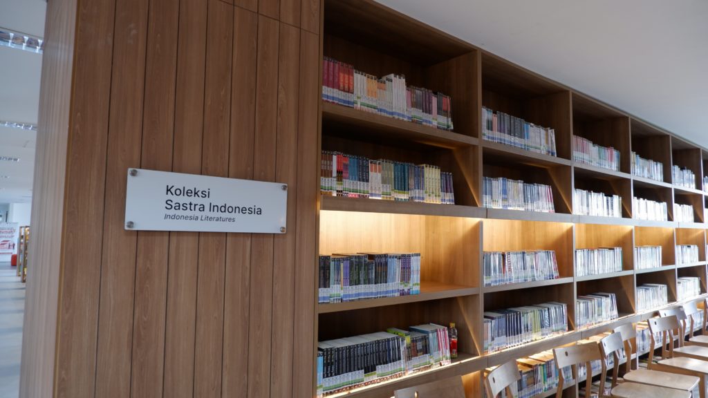 Rak koleksi Sastra Indonesia di Perpustakaan Jakarta